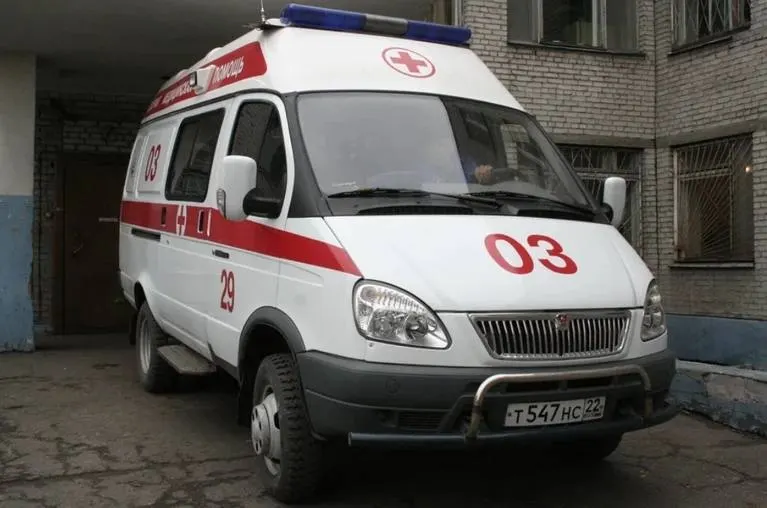 На месте аварии погибли мужчина и женщина; ещё двое пострадали. Расследование продолжается.