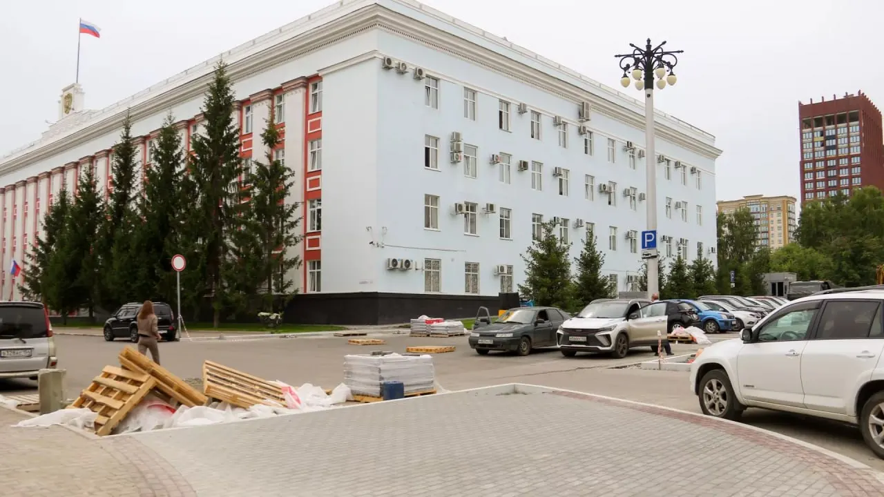К осени к главному входу перекроют подъезды шлагбаумами; начаты работы по ремонту дорог и установке систем управления движением.