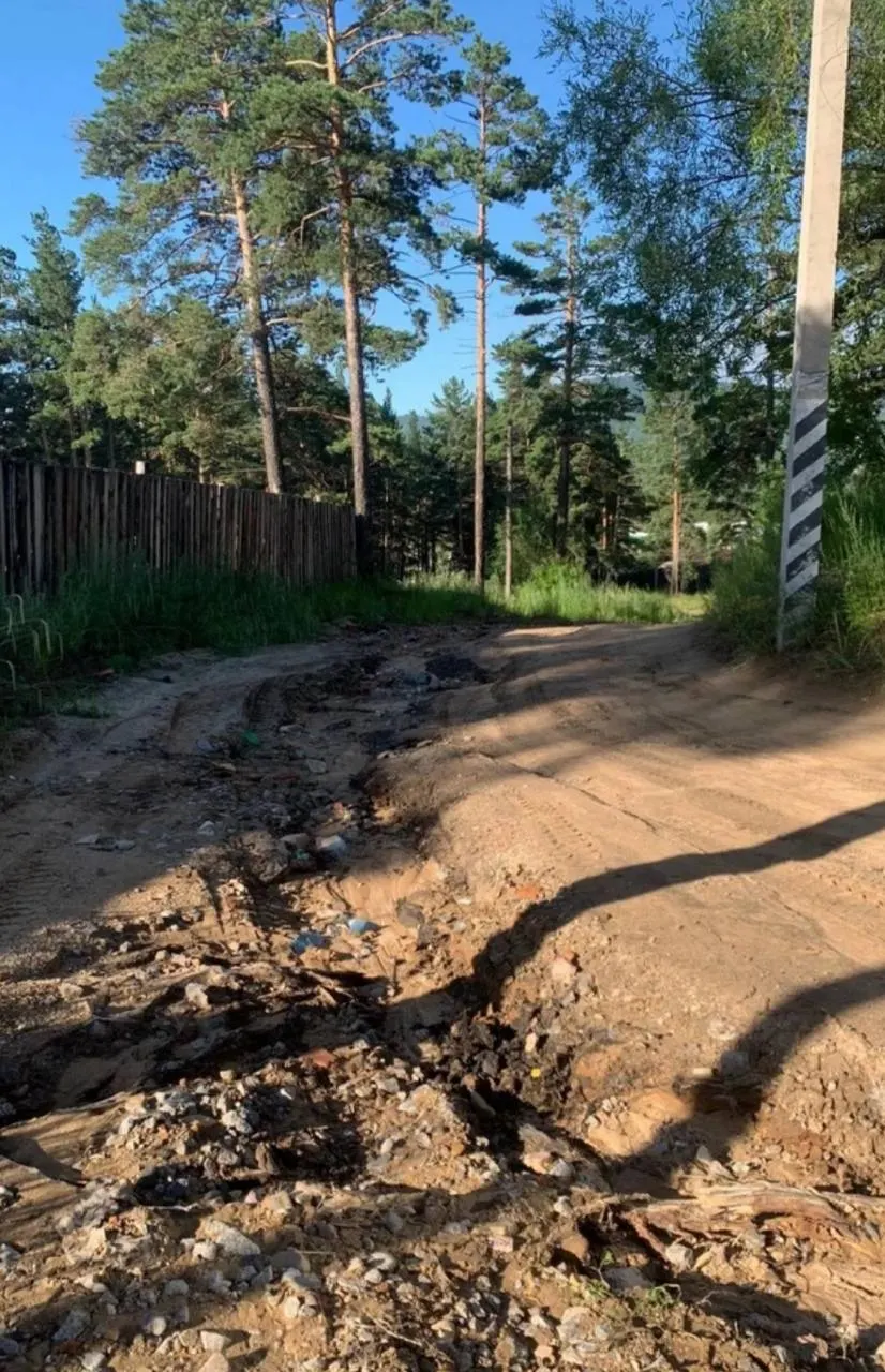 На улице Первомайской в Атамановке сильные дожди смыли верхний слой покрытия: появились промоины и выбоины, из-за чего затруднён проезд экстренных служб. Жители также жалуются, что мусор у контейнерной площадки не вывозят уже более года.
