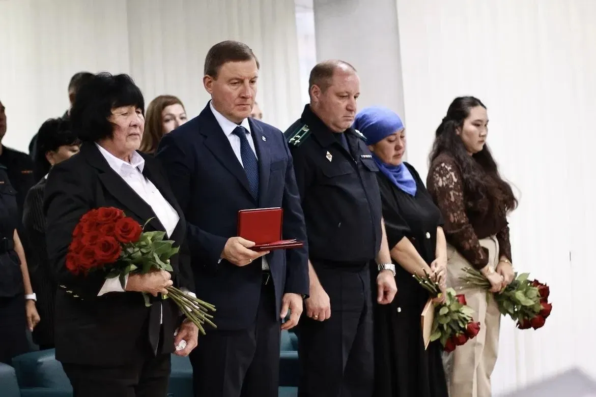 Пограничник Эдгар Муштариев из Кош-Агачского района прослужил в пограничных войсках более 15 лет. Во время операции на границе он погиб во время атаки беспилотников; посмертно ему присвоен Орден Мужества.