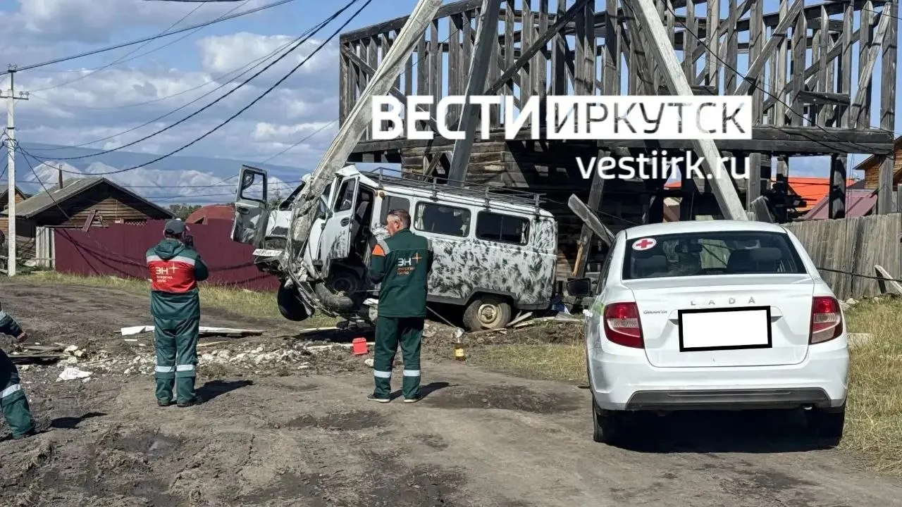 На Байкале автомобиль повредил опору ЛЭП; о пострадавших информации нет.