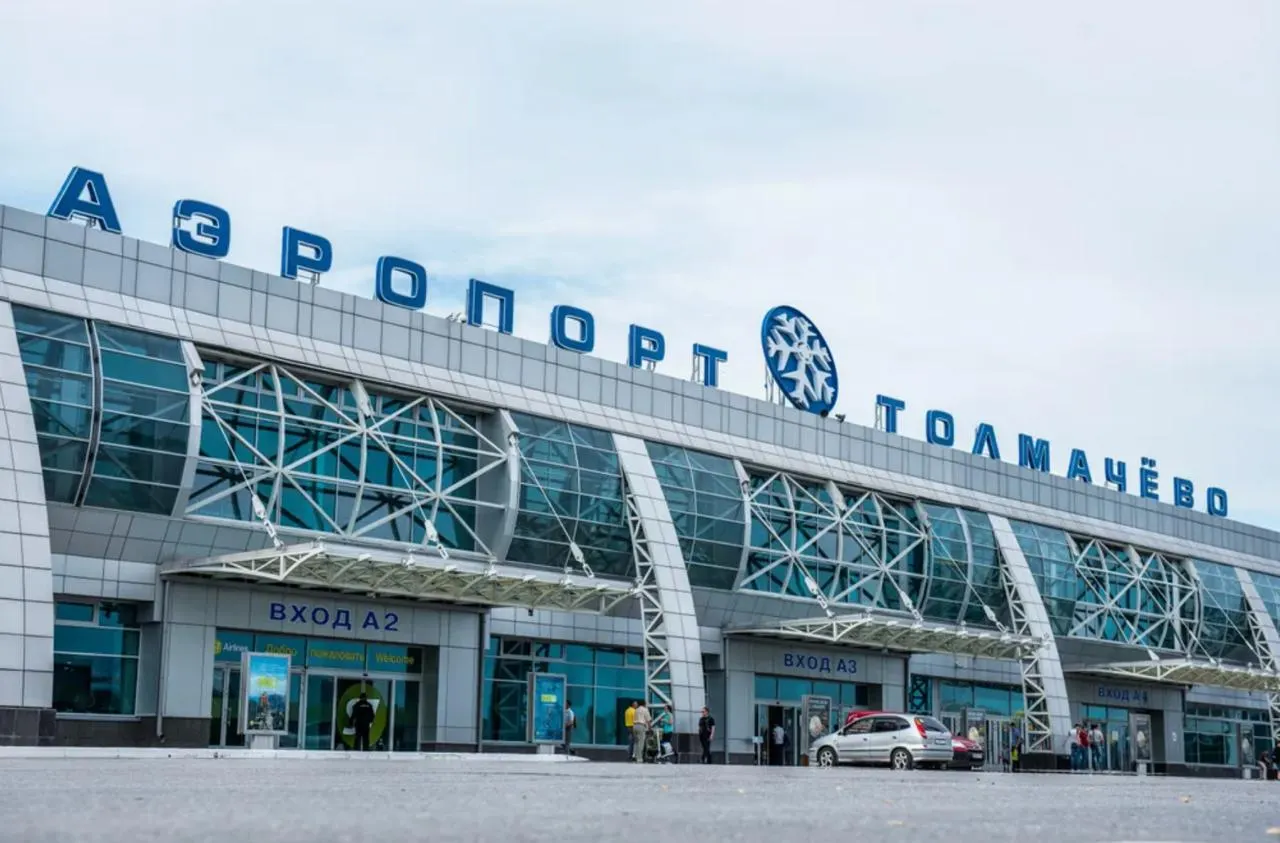 В новосибирском аэропорту Толмачёво задержаны десять рейсов авиакомпаний Сибирь и Azur Air; транспортная прокуратура начала проверку соблюдения прав пассажиров.