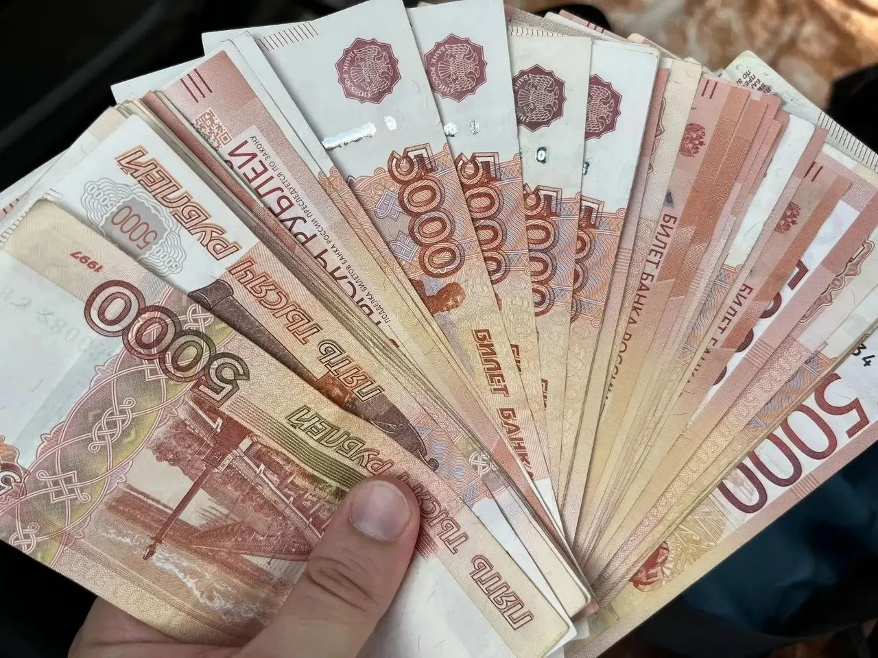Три несовершеннолетних из Новосибирской области подозреваются в мошенничестве с пенсионерами в Барнауле. Они выступали курьерами для телефонных мошенников, общий ущерб — свыше 7 миллионов рублей.