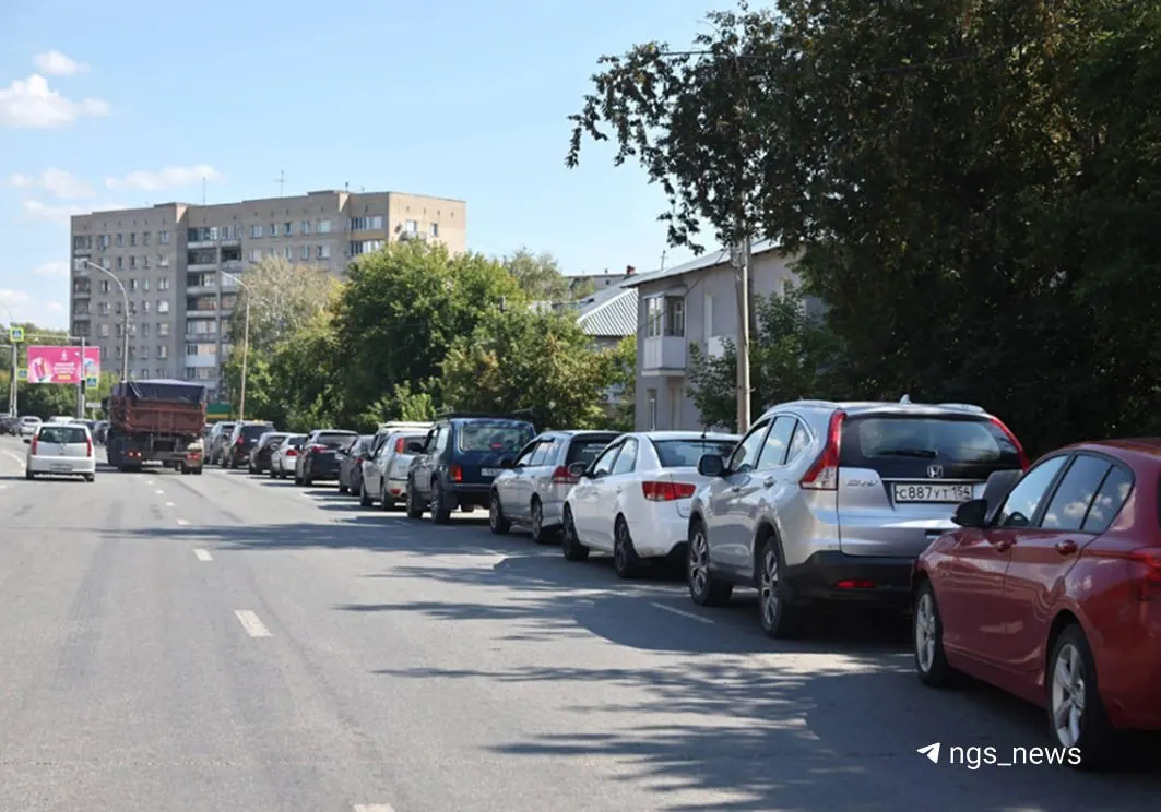 Длинная очередь у заправки возле указанного перекрёстка.