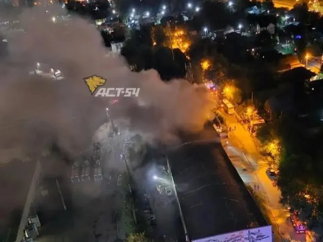 Ночью в Новосибирске загорелся автосервис на улице 1-й Шевцовой. Пострадавших нет; дежурные вынесли на улицу три автомобиля, причины пожара устанавливаются.