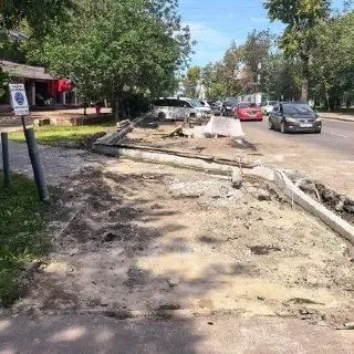 Ремонт тротуара на участке бульвара Гагарина финансируется из городского бюджета; работы начались 10 августа и продлятся до 1 сентября.