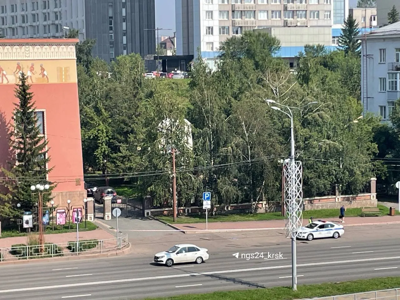 На улице Дубровинского в Красноярске полицейские оцепили участок и оградили парковки лентами — автомобили оставлять нельзя. Власти связывают это с уборкой.