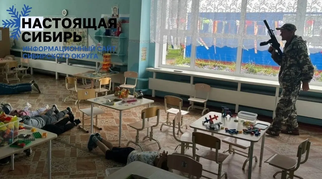 Воспитателям и детям объяснили, как действовать при атаке беспилотников, захвате заложников и нападении на здание; одна из тренировок сопровождалась демонстрацией с участием мужчины с автоматом.