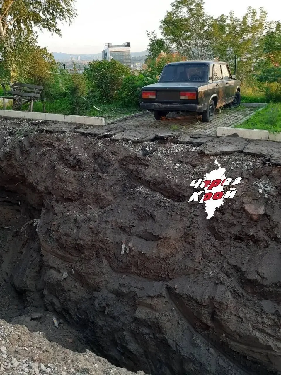 Коммунальные службы ведут прокладку новой канализации на улице Дубовицкого в Солонцах: проходы к домам перекопаны, сроки завершения работ под вопросом.