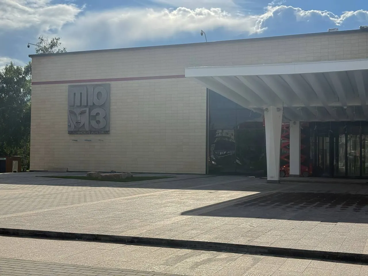 Завтра, 1 сентября, в 18:00 на площади перед Омским ТЮЗом состоится уличное представление «Королевство кривых зеркал» под руководством Анастасии Старцевой. Вход свободный.