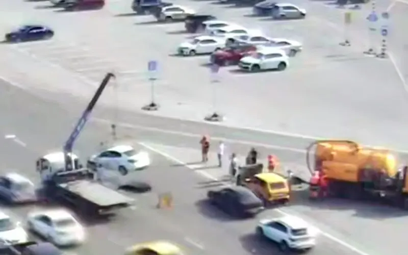 На площади Ленина произошел провал дорожного покрытия из‑за аварии водопровода; продолжаются работы по локализации аварии и замене участка протяжённостью около 40 метров.