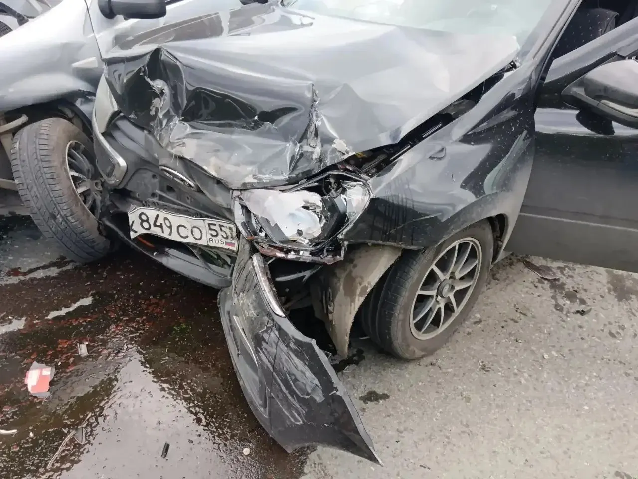 На трассе в Калачинском районе столкнулись Renault Sandero и Lada Granta. Пострадали водитель Lada и три пассажира, среди них ребёнок.