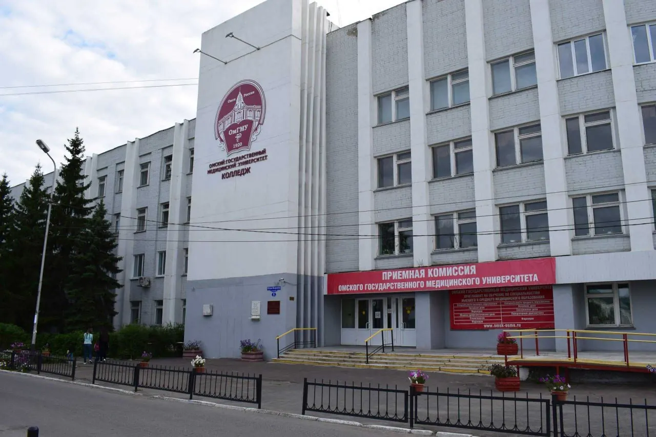 После основного набора в омском медицинском вузе осталось 28 бюджетных мест; подобная ситуация отмечается и в других крупных городах.