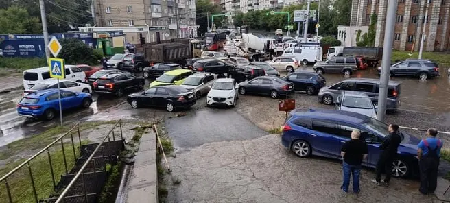 Из-за скопления воды на перекрёстках Серебренниковской, Кривощёковской и Зыряновской образуются заторы; на Ипподромской ситуация с затоплением затрудняет проезд.