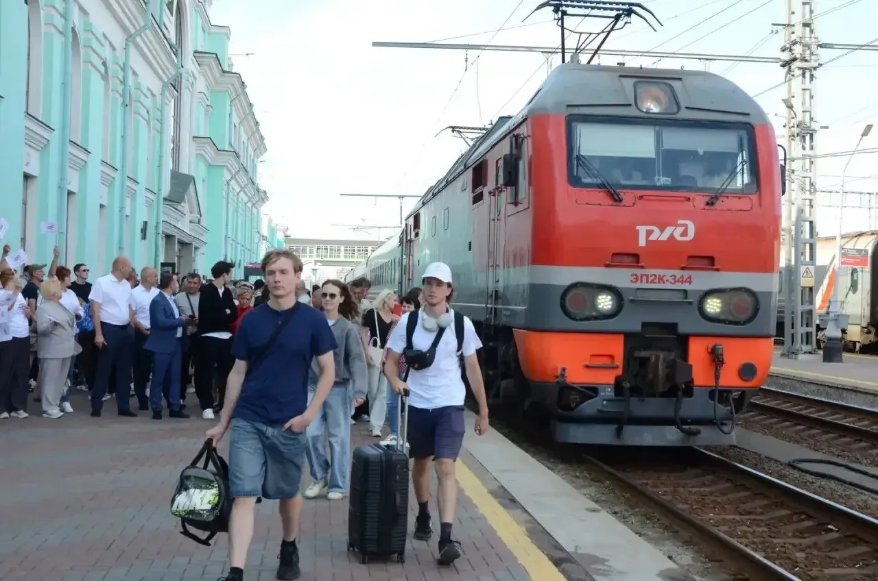 Поезд Владивосток — Москва, оформленный к выборам, сделал остановку в Омске и продолжает тур по региону.