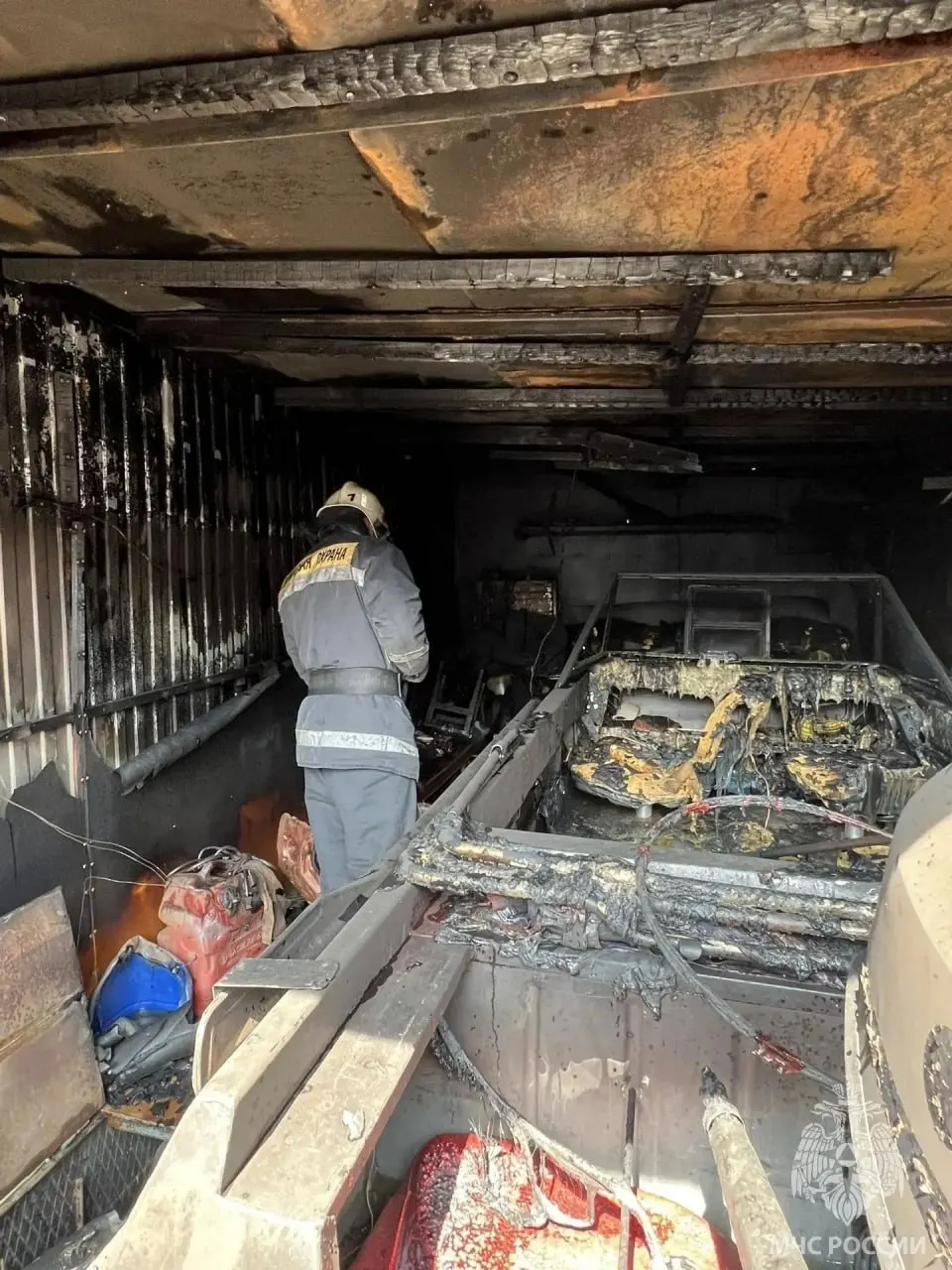 Пожар на улице Дамба у берега Оби охватил около 60 кв. м; повреждены три гаража, на месте обнаружено тело погибшего мужчины.