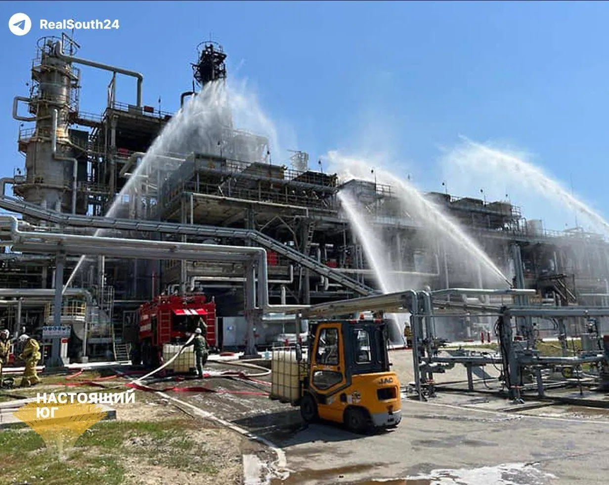Август стал тяжёлым месяцем для нефтепереработки: зафиксировано 21 нападение на НПЗ, производство бензина упало, и цены растут.