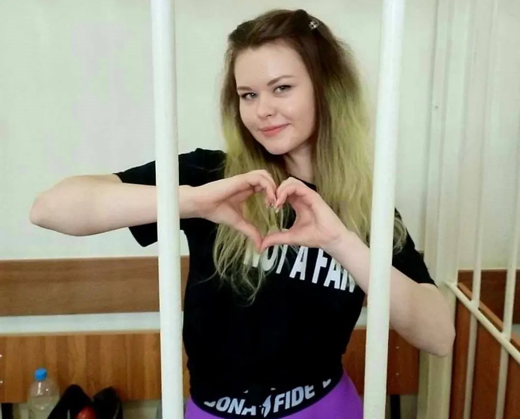 31-летняя белгородская волонтёрка Надин Гейслер переведена на строгие условия содержания; суд вынес ей 22 года лишения свободы по делам госизмены, финансирования терроризма и призывов против безопасности России. Дело связано с гуманитарной помощью и поддержкой для ВСУ.
