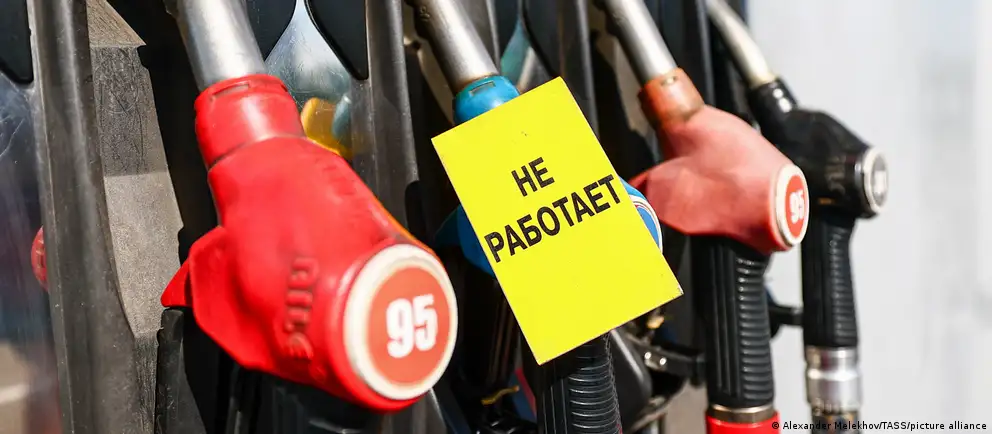 В регионе введены лимиты на продажу бензина и дизельного топлива, а также запреты на заправку в канистры. Меры нацелены на сохранение работы экстренных служб, транспорта и инфраструктуры.