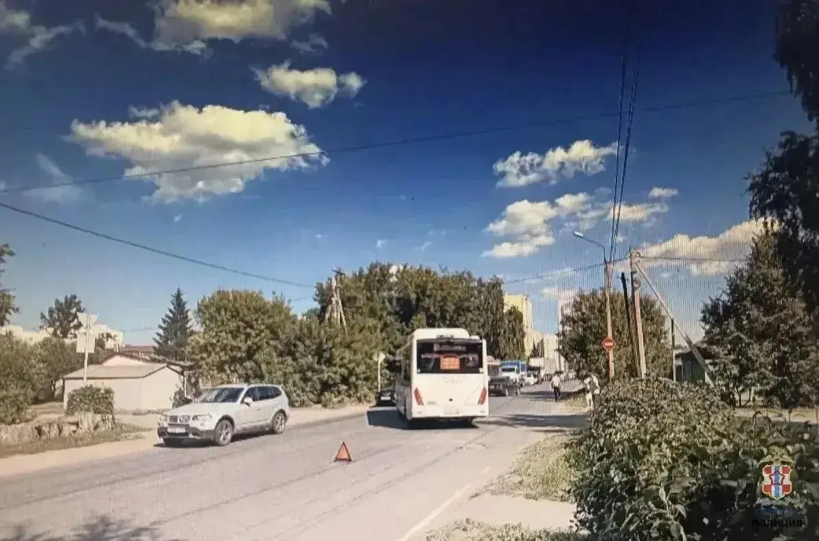 На нерегулируемом перекрёстке Вавилова и 25-й Северной в Омске произошло столкновение автобуса с легковым автомобилем Nissan Sunny. 58‑летняя пассажирка автобуса получила травмы и была госпитализирована; обстоятельства ДТП устанавливают правоохранительные органы.