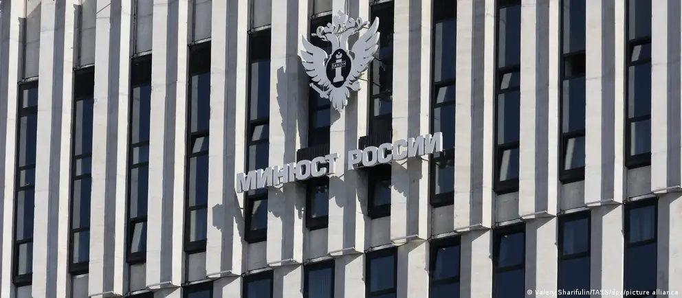 Новый список пополнился иностранными организациями, которые обвиняют в дискредитации армии и поддержке антивоенных инициатив; среди них фонд HRF под руководством Юлии Навальной и ряд институтов, связанных с исследованиями и памятью.