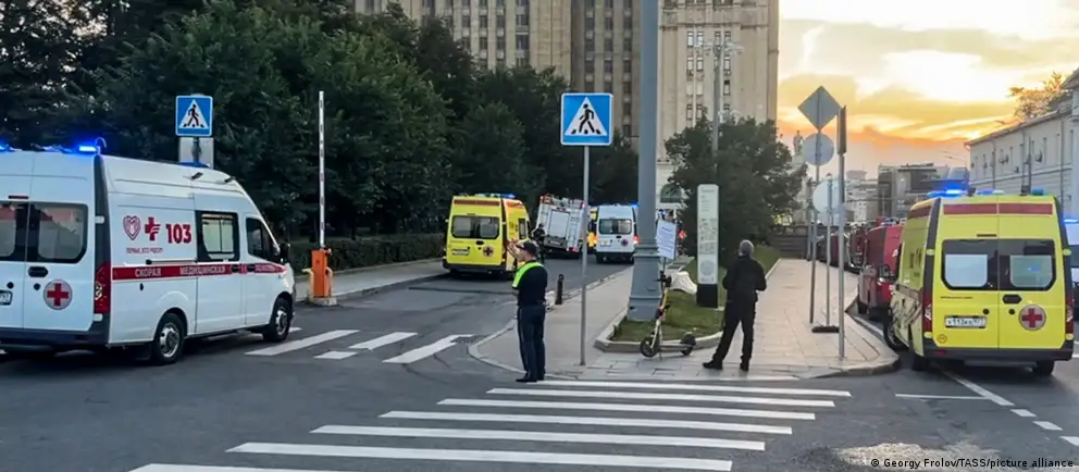 Вечером 1 августа у входа в ресторан в центре Москвы прогремел взрыв. Есть погибшие и пострадавшие; следователи рассматривают версию о покушении на главнокомандующего Воздушно‑космических сил.