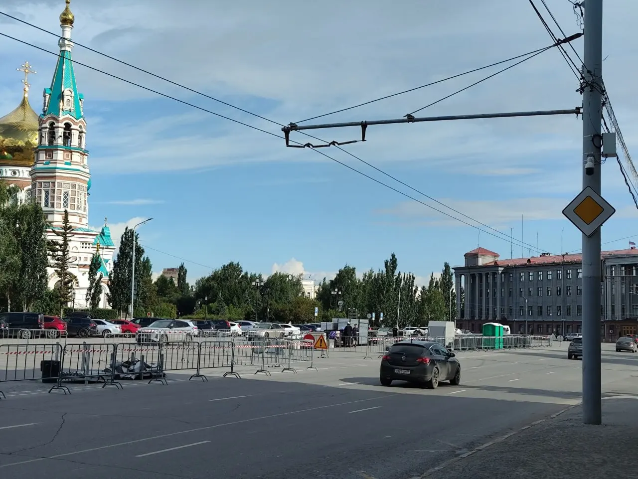 На Соборной площади устанавливают сцену для концерта 28 августа в честь открытия набережной Иртыша с большим фонтаном. Концерт начнётся в 20:30.
