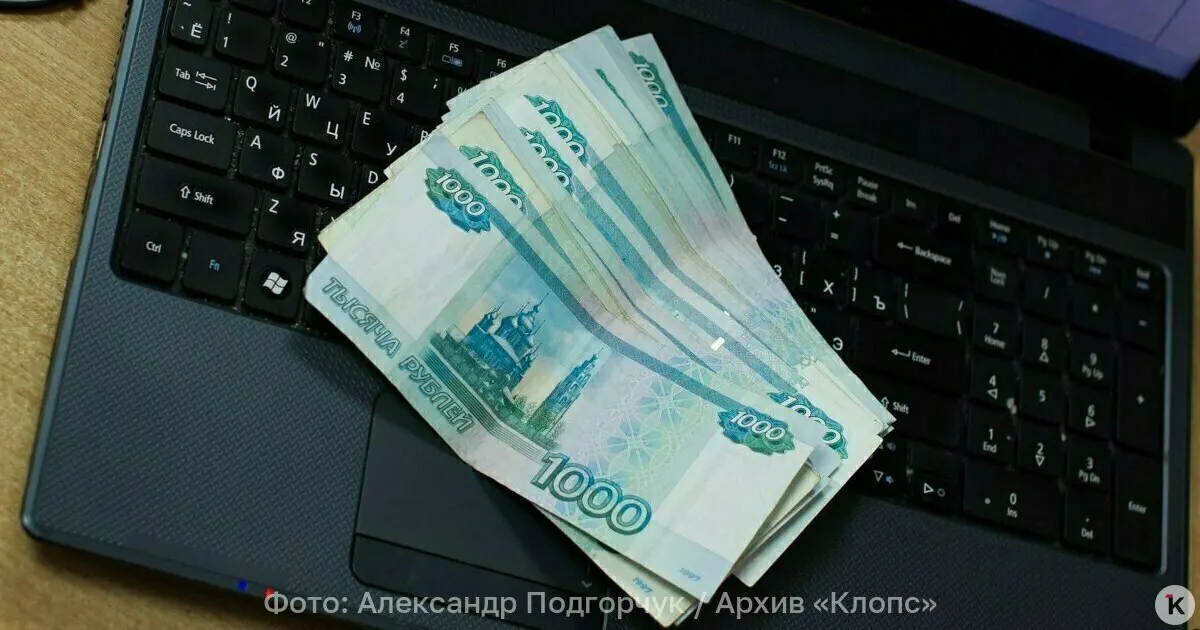 В России рассматривают возможность выпуска пластиковых банкнот, учитывая долговечность и защиту от подделок.