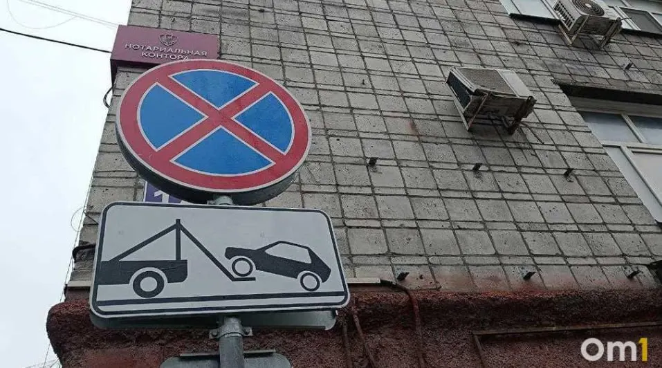 В Омске зафиксировано более 4,2 тысячи случаев парковки на газонах и площадках; сумма штрафов превысила 7,6 млн рублей, часть средств уже поступила в горбюджет.