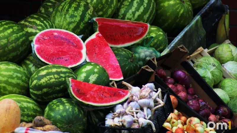 Разрезанные арбузы и дыни могут стать источником быстрого размножения бактерий в местах повреждений плода; закупку следует проводить только в проверенных торговых точках.