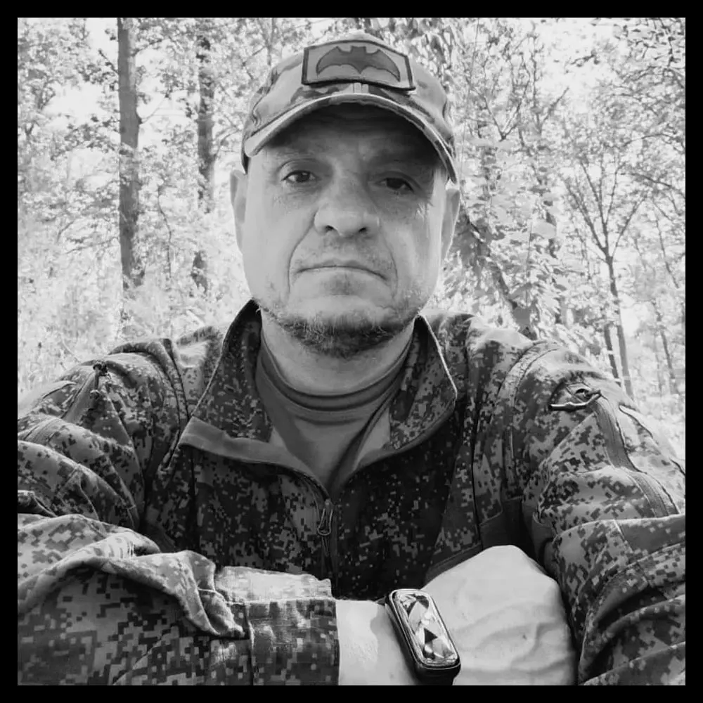 Сообщается о гибели двух военнослужащих в зоне СВО в Республике Алтай. В материале приведены биографии погибших и данные о церемониях прощания.