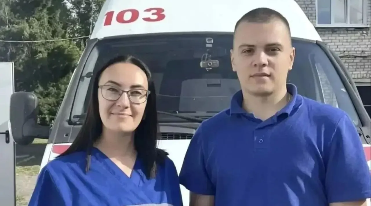 На пути в Бийск бригада скорой помощи приняла роды молодой роженице на 33-й неделе беременности; малыш родился здоровым.