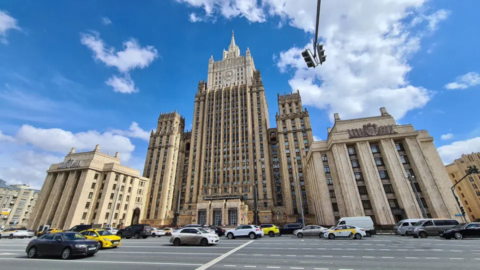 Москва требует устранения первопричин кризиса прежде чем обсуждать прекращение огня; США и европейские партнеры поддерживают Киев, что, по мнению Москвы, усложняет мирный процесс. Дипломатический вариант остаётся возможным лишь при политической воле сторон.