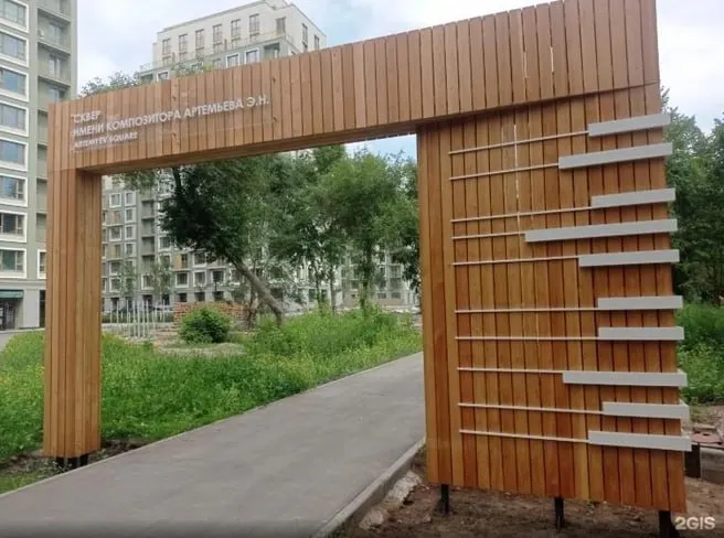 Жители Новосибирска жалуются на круглосуточный шум от интерактивных колонок и глюкофона, размещённых в сквере. Мэрия ограничила работу колонок с 9:00 до 21:00.