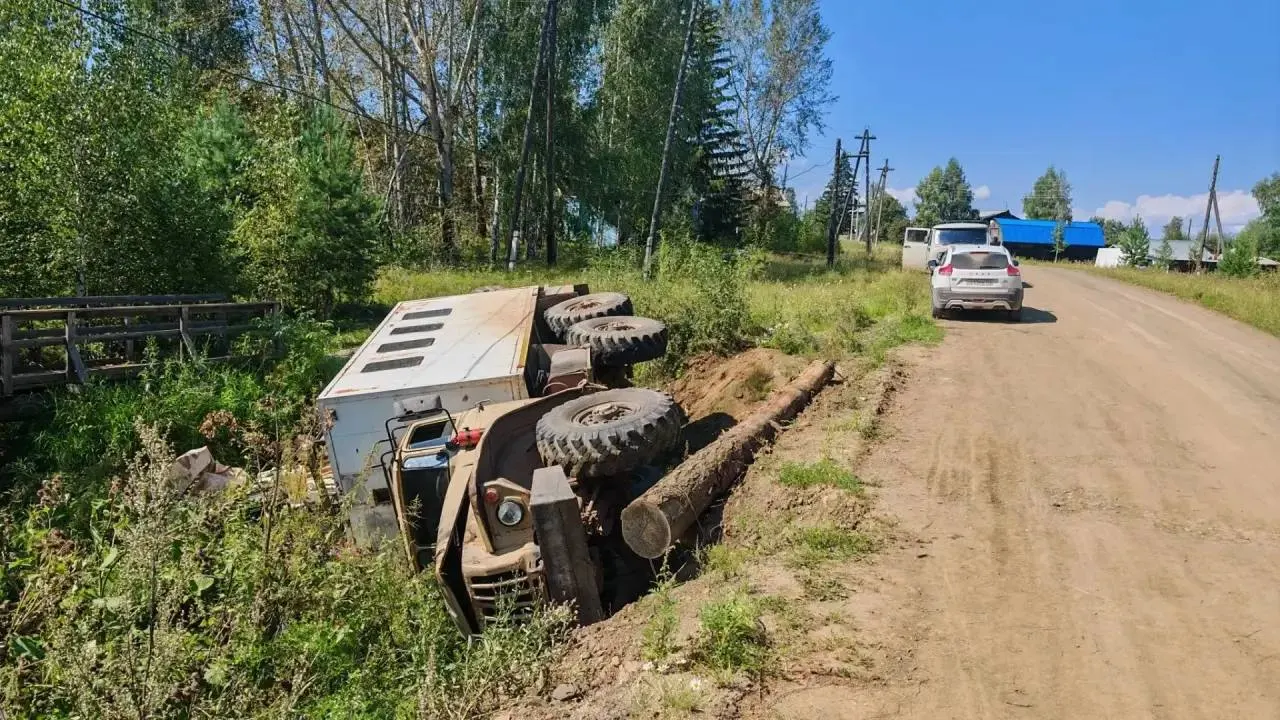 На трассе в поселке Пинчуга Богучанского округа грузовик вылетел в кювет; пострадали шесть человек.