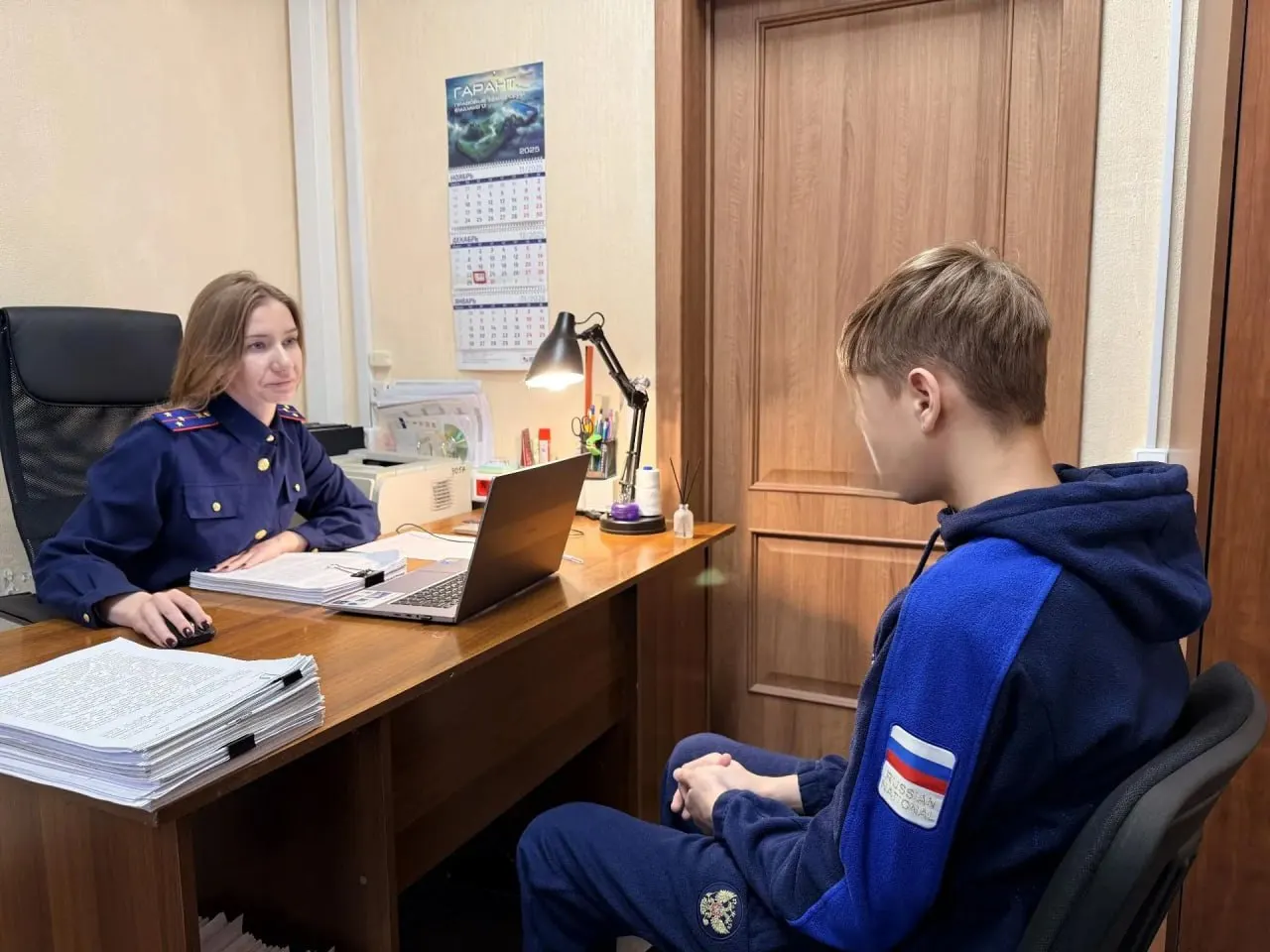 По версии следствия, в ноябре 2025 года один из несовершеннолетних познакомился в Telegram с неизвестным, которому пообещали вознаграждение за поджог базовой станции. К делу присоединился его 20-летний знакомый; они облили бензином шкаф с оборудованием и подожгли его. Позже их задержали, уголовное дело направлено в суд.