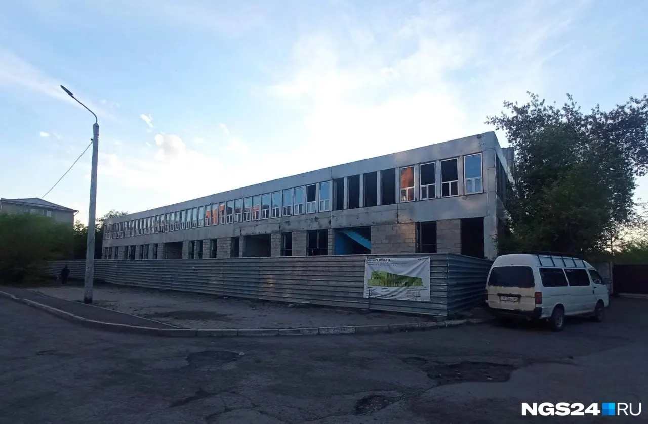Комплекс на улице Железнодорожников площадью около 5,5 тыс. м² и участок почти 5,8 тыс. м² ранее планировали превратить в бизнес‑центр с арт‑пространством; ремонт остановился из‑за финансовых проблем.