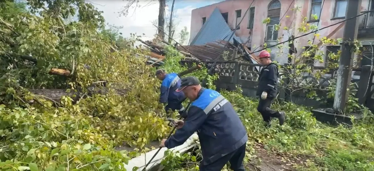 Ночной ураган с сильными ливнями разрушил дорожную инфраструктуру в посёлке Магнитка (Челябинская область) и повалил деревья с повреждением линий электропередач в Усолье (Иркутская область). Люди не пострадали, ведутся работы по расчистке и восстановлению.