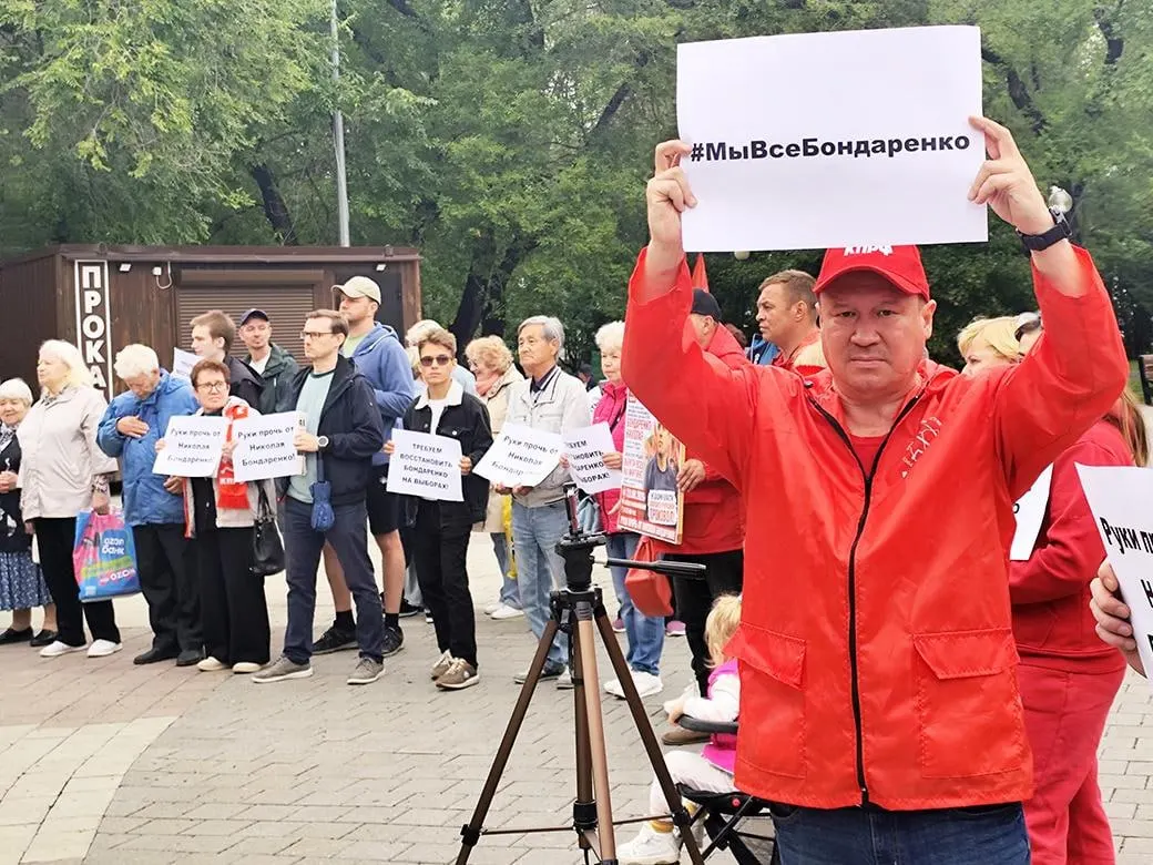 В Тюмени состоялся стихийный митинг в поддержку Николая Бондаренко, снятого с выборов; участники требуют объяснений и дальнейших действий.