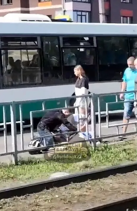 2 августа в Барнауле мотоциклист на нерегулируемом пешеходном переходе сбил пожилую женщину — её госпитализировали, по факту ДТП проводится проверка.