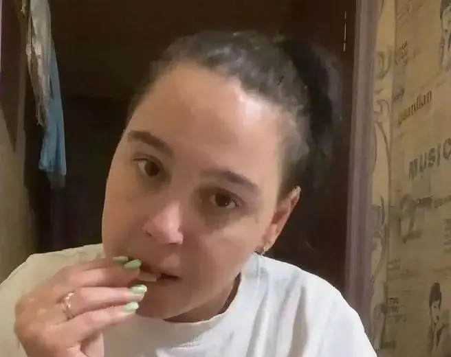 Многодетную омскую стримершу задержали в столице по обвинениям в заведомо ложном доносе и жестоком обращении с ребенком.