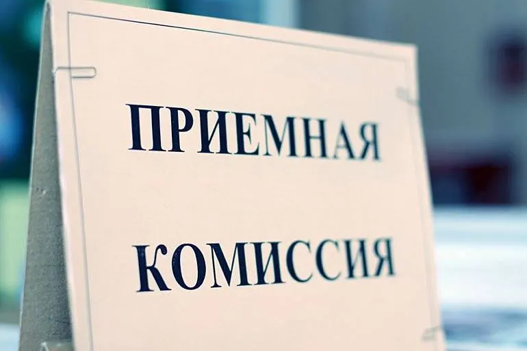 Рост числа обладателей 100 баллов на ЕГЭ приводит к нехватке бюджетных мест в вузах региона, что особенно ощутимо для Омской области.