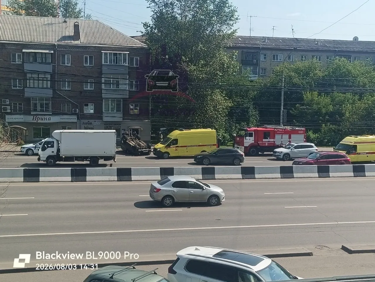 Водитель не справился с управлением, машина перевернулась; на участке есть пострадавшие, движение затруднено.