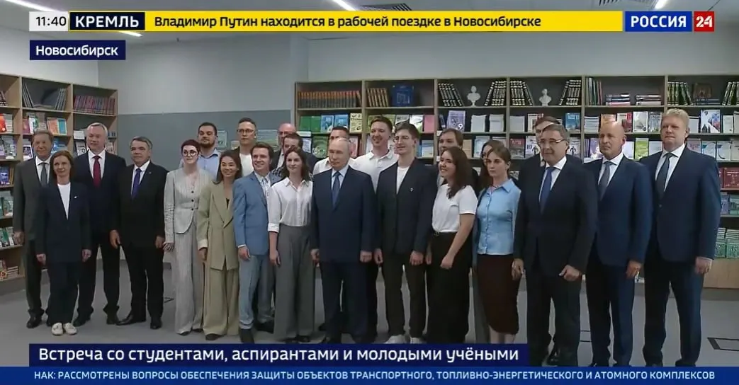 В Новосибирском государственном университете представлено рабочее решение по возврату книг, которое автоматически обновляет учет и возвращает издания на полки, доступные круглосуточно. По итогам презентации визит главы государства продолжился в Колцовe.