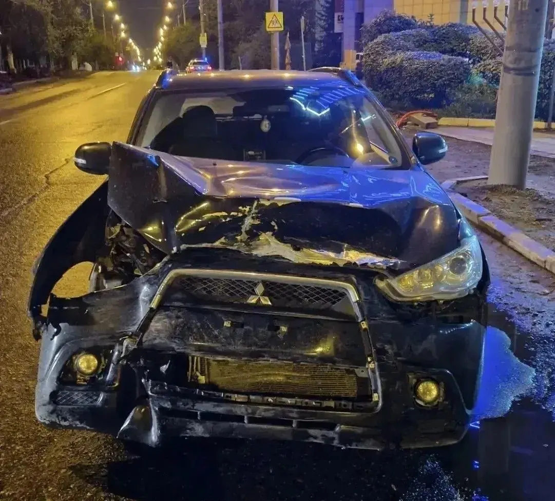 Пьяный водитель Mitsubishi попытался уйти от ДПС по встречной полосе в Красноярске; после погони применено табельное оружие, алкотест 0,96 мг/л; при задержании водитель попытался выбросить пакет с белым веществом.