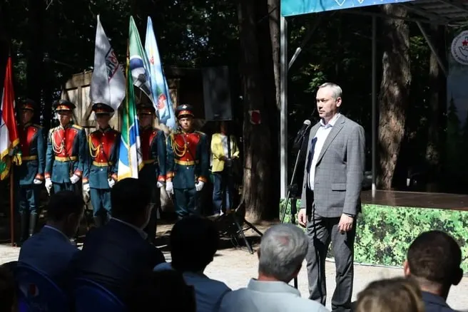 Более 500 участников из Новосибирской области и соседних регионов собрались на фестивале волонтёров под Бердском. Мероприятие проходит 14–16 августа и включает мастер-классы, конкурсы, выставки, военно-спортивные игры и спартакиаду.