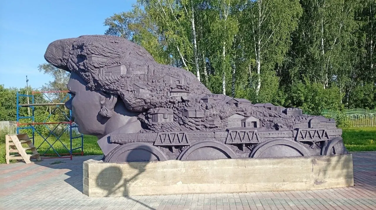 Скульптура посвящённая подвигу железнодорожников вызывает онлайн-обсуждения, мемы и реакцию зрителей.
