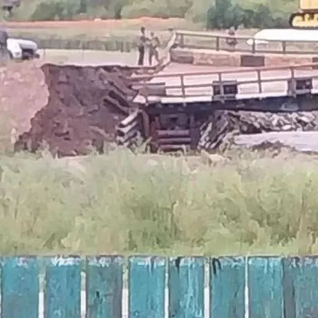 Дожди повредили переправы в регионе: подмыло опоры, движение ограничено на нескольких участках трасс и железнодорожном мосту. Специалисты проводят обследование.