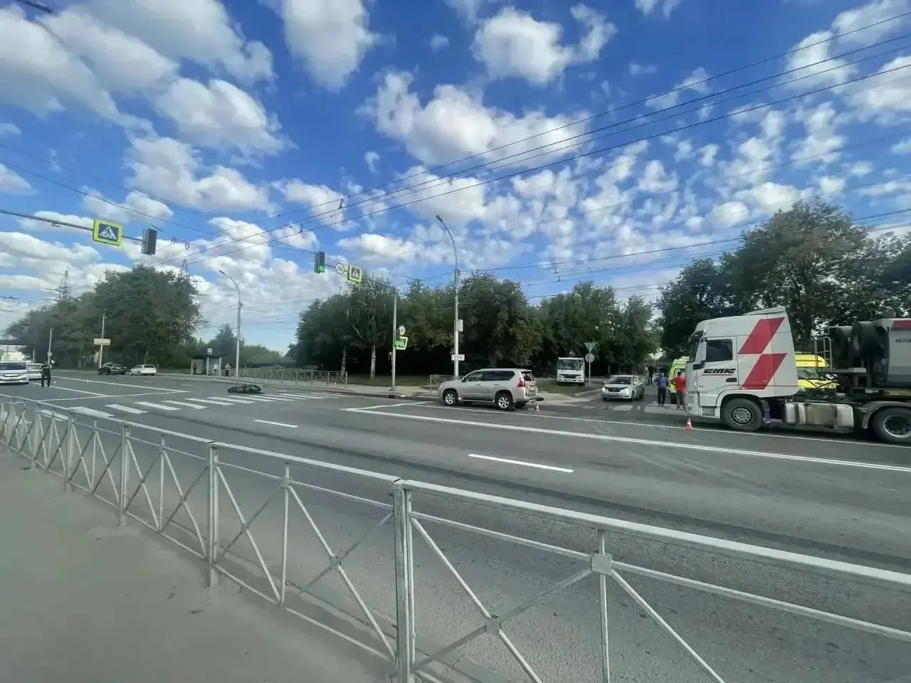В Новосибирске мужчина, управлявший мопедом без прав, погиб после столкновения с Lexus GX460 на улице Станционной. Обстоятельства ДТП устанавливаются.