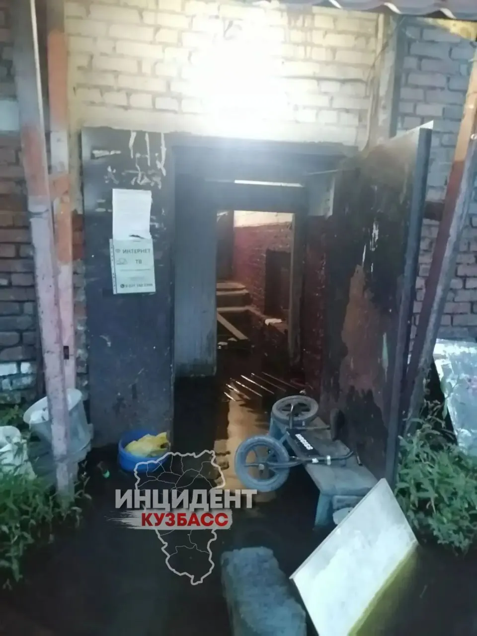 Разлив воды у домов перекрыл дорогу в Новокузнецком округе; местные жители сообщают о трудностях при выходе из подъездов и начала откачки.